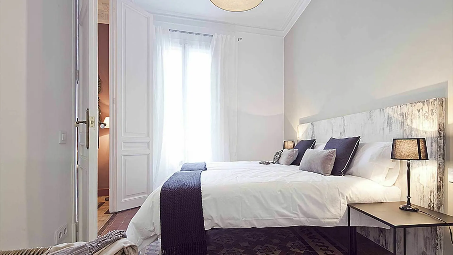 Luxurious Apartment For 9 People Recently Renovated In The Center Of Barcelona 0*,