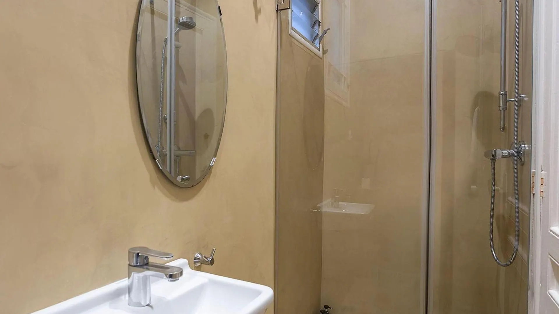 Luxurious Apartment For 9 People Recently Renovated In The Center Of Barcelona Spain