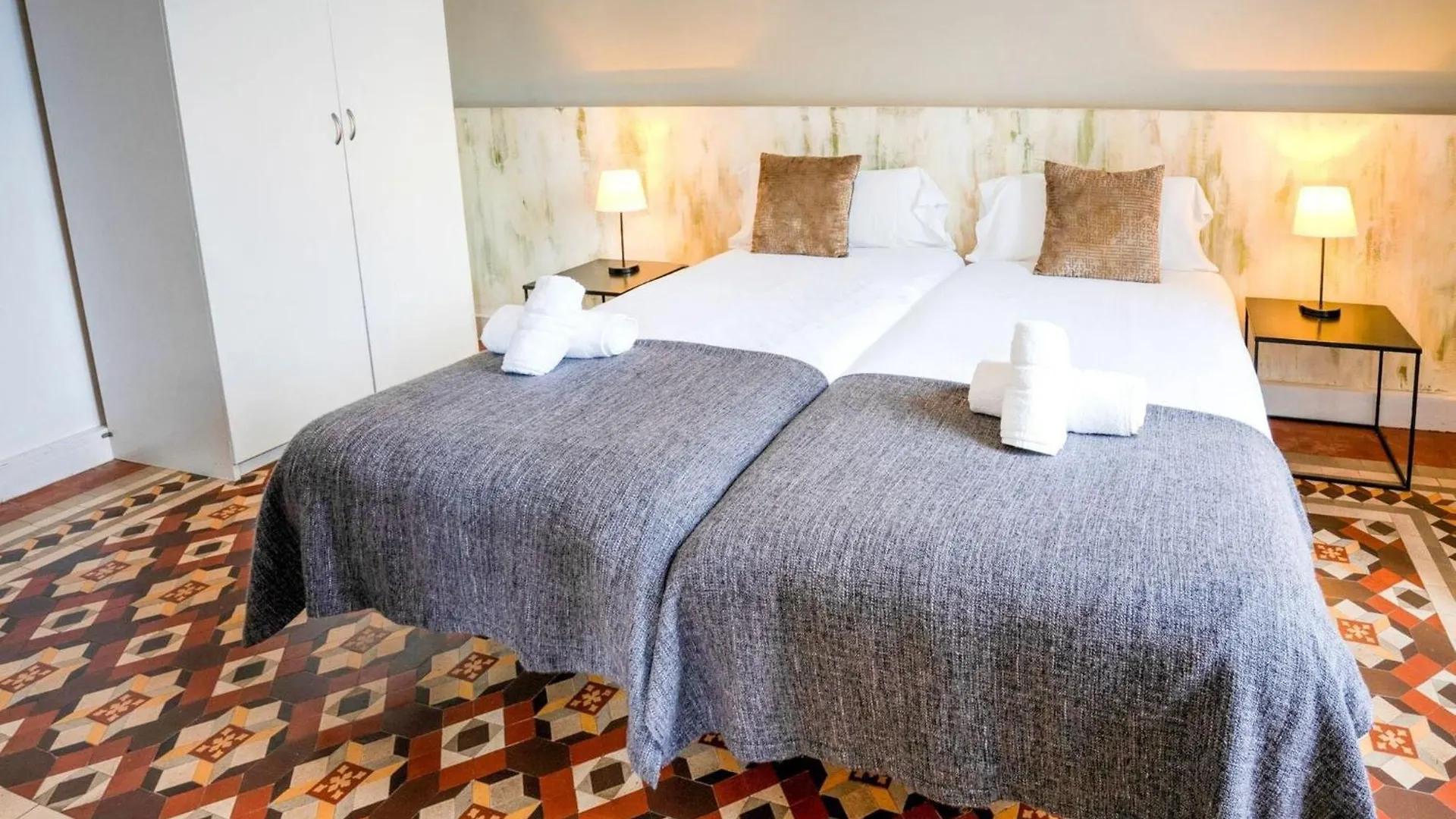 Luxurious Apartment For 9 People Recently Renovated In The Center Of Barcelona Spain