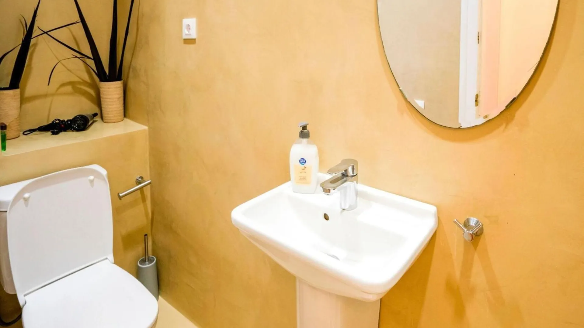 Luxurious Apartment For 9 People Recently Renovated In The Center Of Barcelona 0*,