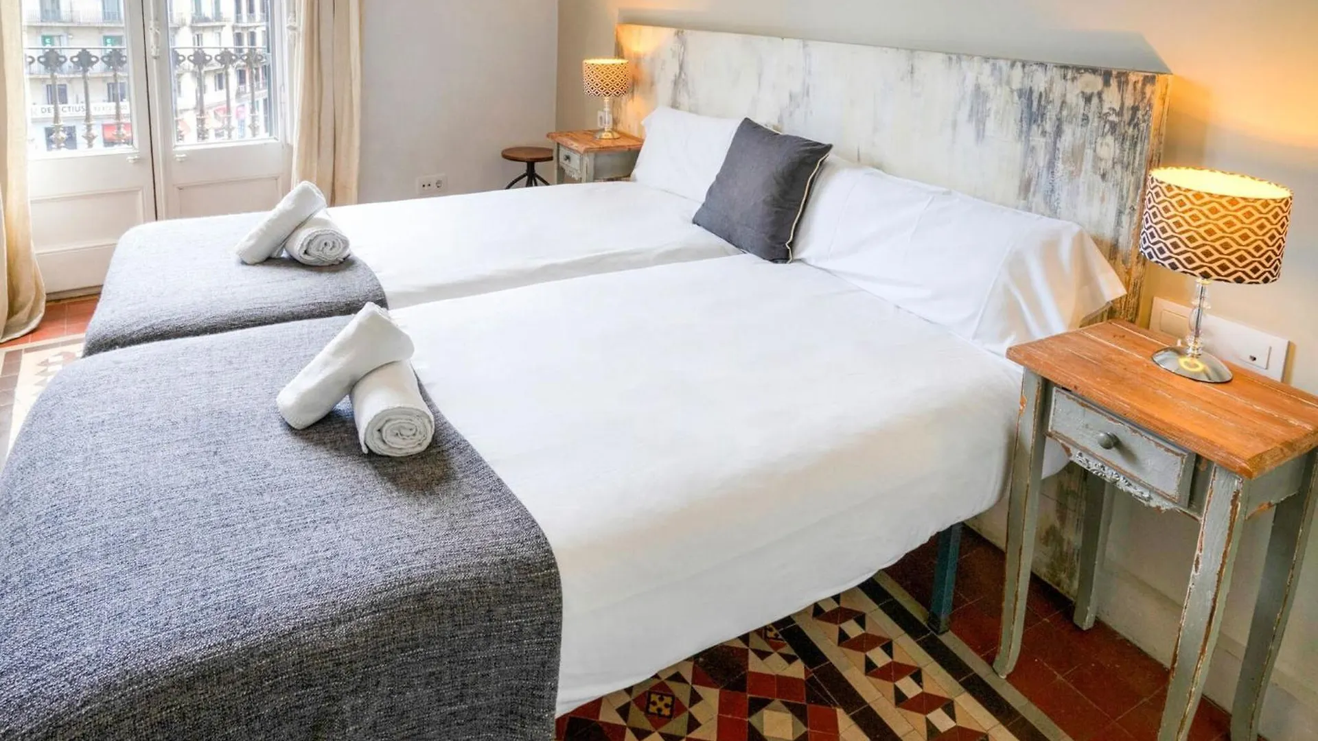 Luxurious Apartment For 9 People Recently Renovated In The Center Of Barcelona