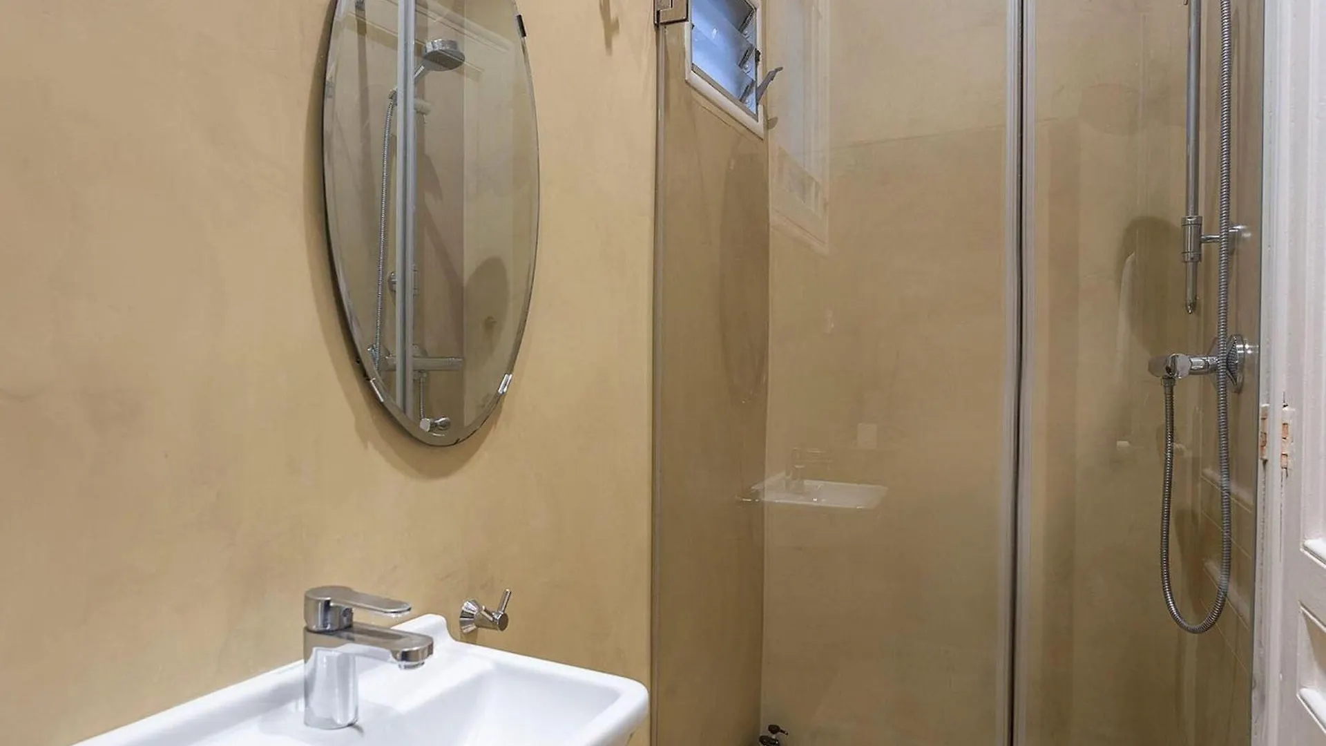 Luxurious Apartment For 9 People Recently Renovated In The Center Of Barcelona