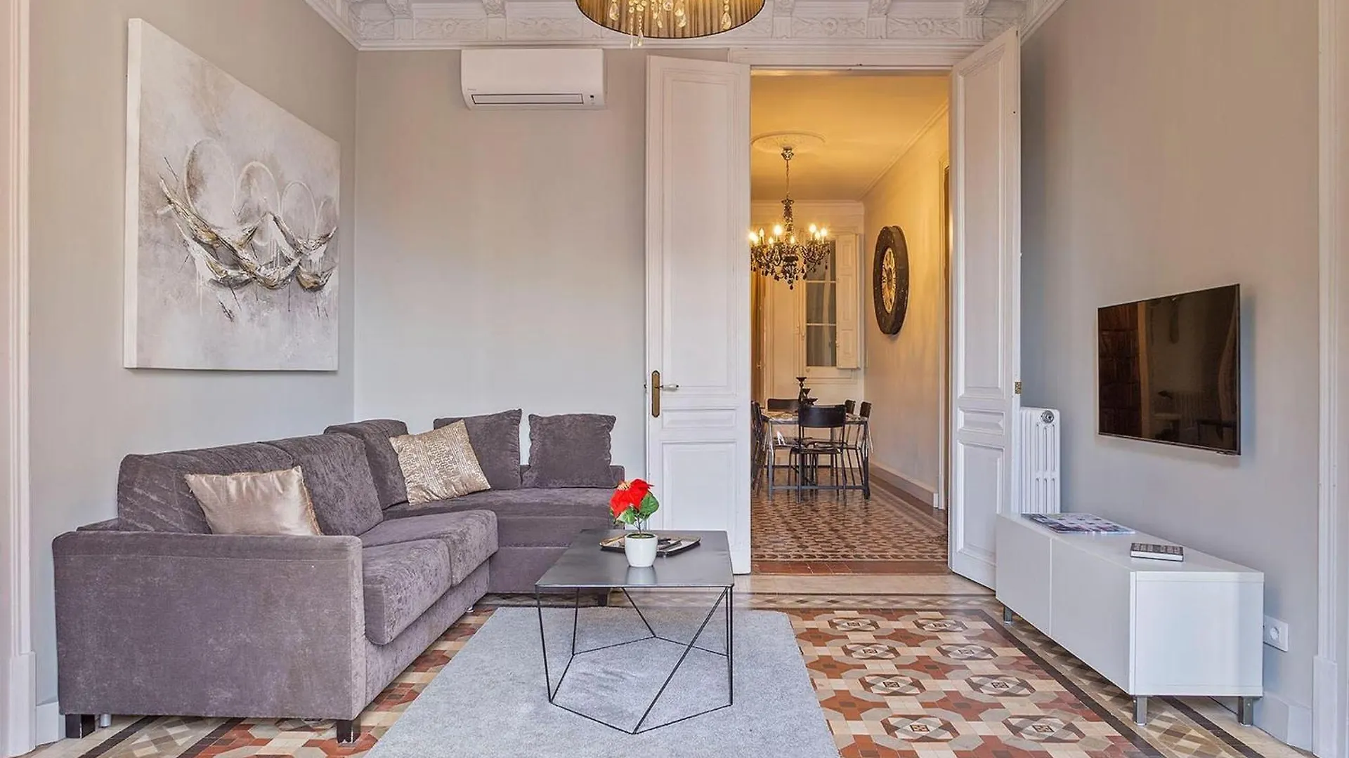 Luxurious Apartment For 9 People Recently Renovated In The Center Of Barcelona Spain